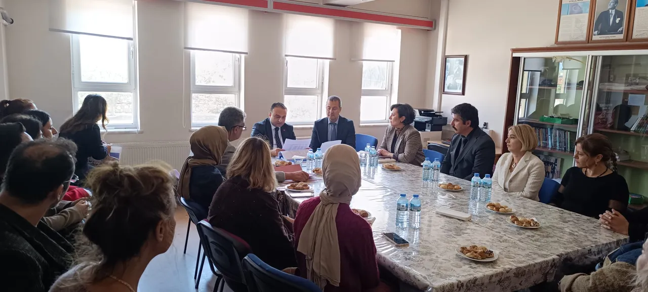 Menteşe Kaymakamı Budan’dan, Yenice ilkokulu ve ortaokuluna ziyaret
