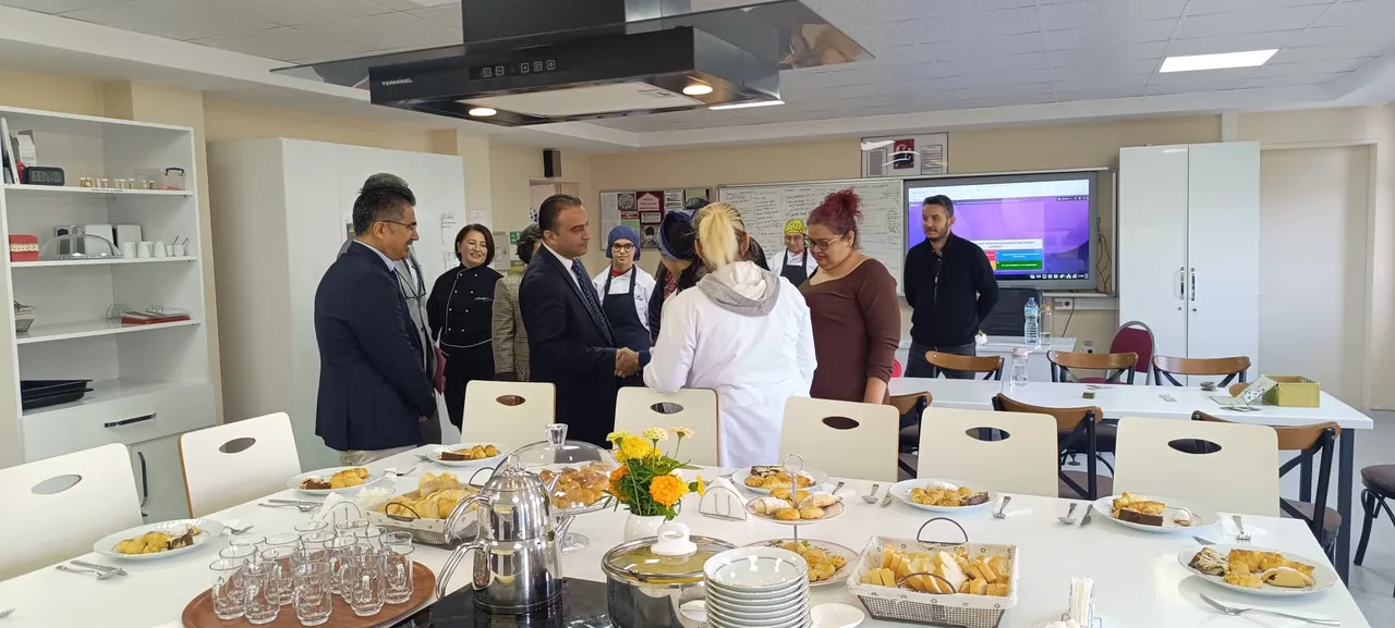 Menteşe Kaymakamı, Yerkesik Mahallesi’nde faaliyet gösteren Muğla Özel Eğitim Meslek Okulu’nu ziyaret ederek özel öğrencilerle bir araya geldi