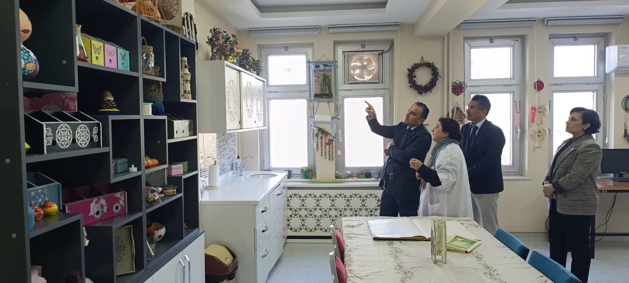 Menteşe Kaymakamı, Yerkesik Mahallesi’nde faaliyet gösteren Muğla Özel Eğitim Meslek Okulu’nu ziyaret ederek özel öğrencilerle bir araya geldi