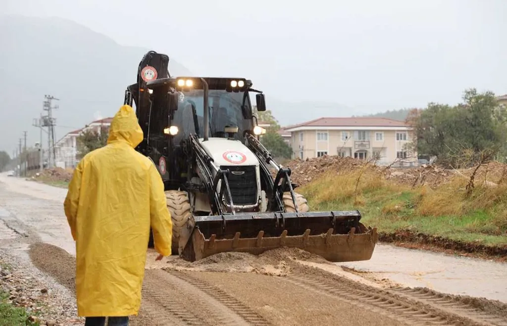 Sağanak yağışa karşı Menteşe’de kesintisiz mesai