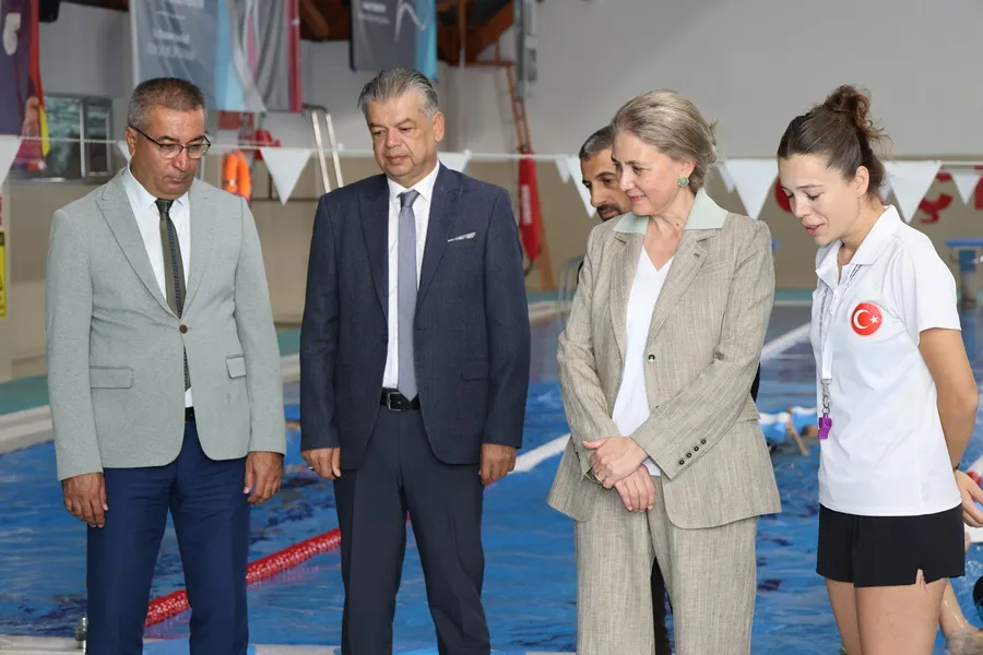 Nazilli Kaymakamı "Geleceğe Kulaç Atıyorum" Projesi kapsamında yüzme eğitimi alan öğrencilerle bir araya geldi