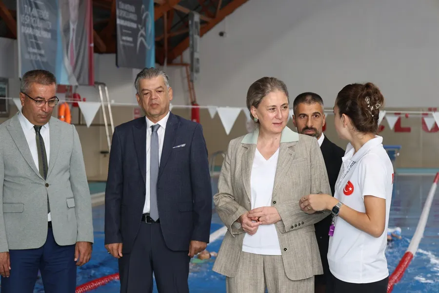 Nazilli Kaymakamı "Geleceğe Kulaç Atıyorum" Projesi kapsamında yüzme eğitimi alan öğrencilerle bir araya geldi