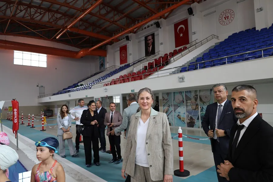 Nazilli Kaymakamı "Geleceğe Kulaç Atıyorum" Projesi kapsamında yüzme eğitimi alan öğrencilerle bir araya geldi