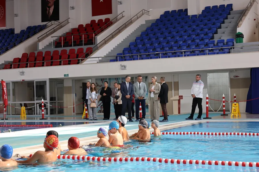 Nazilli Kaymakamı "Geleceğe Kulaç Atıyorum" Projesi kapsamında yüzme eğitimi alan öğrencilerle bir araya geldi