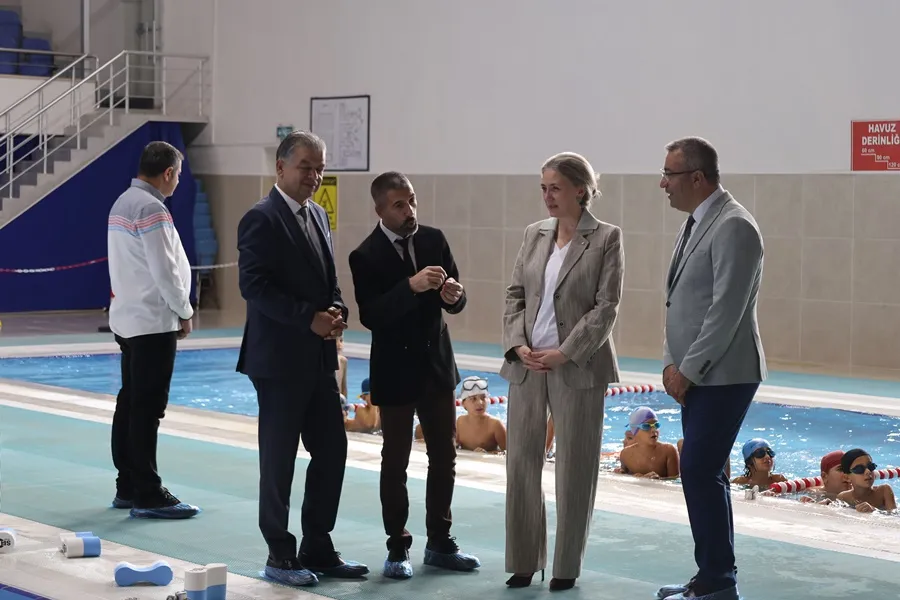 Nazilli Kaymakamı "Geleceğe Kulaç Atıyorum" Projesi kapsamında yüzme eğitimi alan öğrencilerle bir araya geldi
