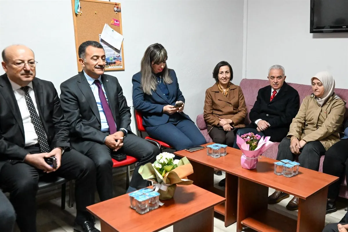 Muhtarlar, En yakın çalışma arkadaşlar