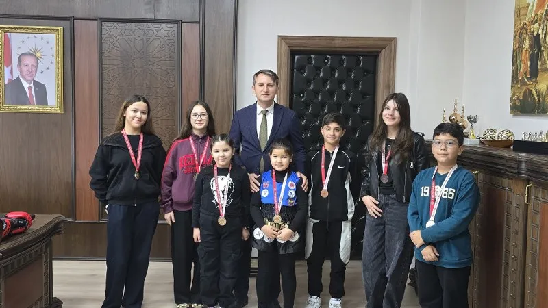 Ege Bölge Şampiyonası’nda dereceye giren sporcular, Saruhanlı Kaymakamını ziyaret etti
