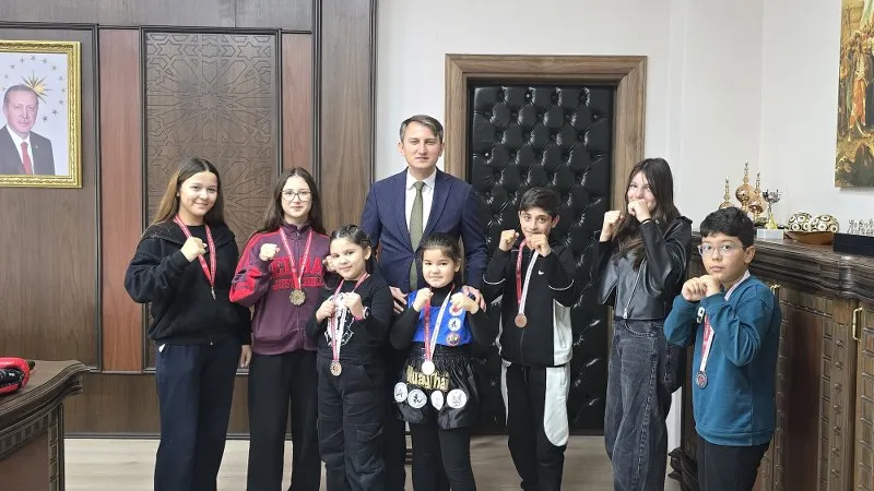 Ege Bölge Şampiyonası’nda dereceye giren sporcular, Saruhanlı Kaymakamını ziyaret etti