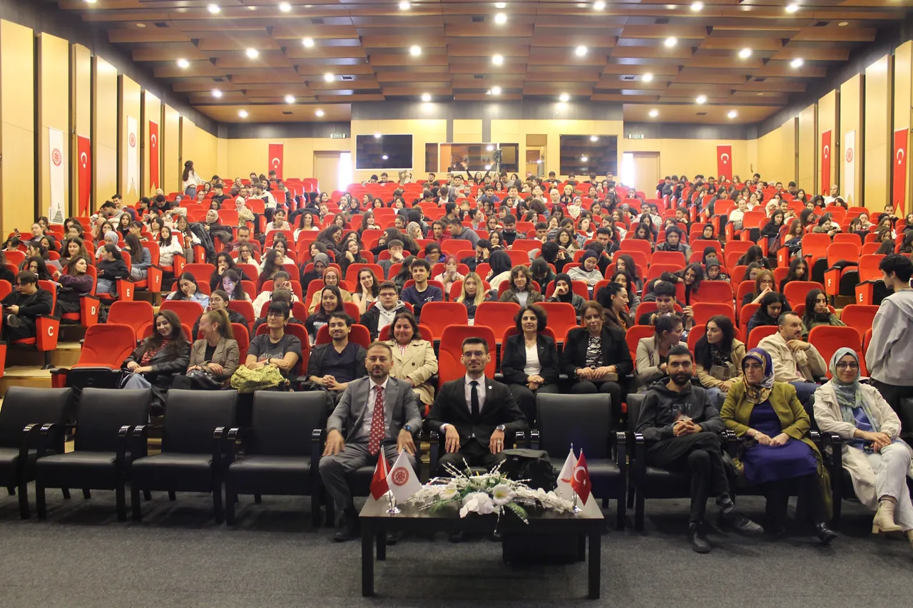 Sivas Cumhuriyet Üniversitesinde dijital dünyanın riskleri ve hukuki sonuçları ele alındı