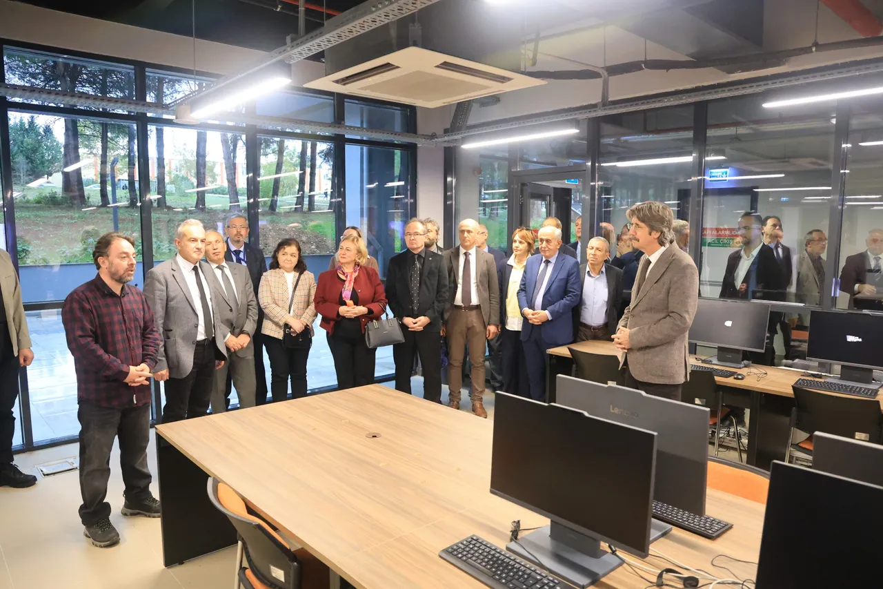 BUÜ’de Merkezi Derslik ve Rektörlük Binası ile Sanat Galerisi’nin açılış töreni yapıldı