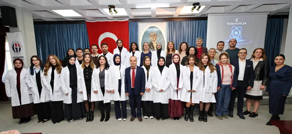 GAÜN kimya bölümünde ilk kez beyaz önlük giyme töreni düzenlendi