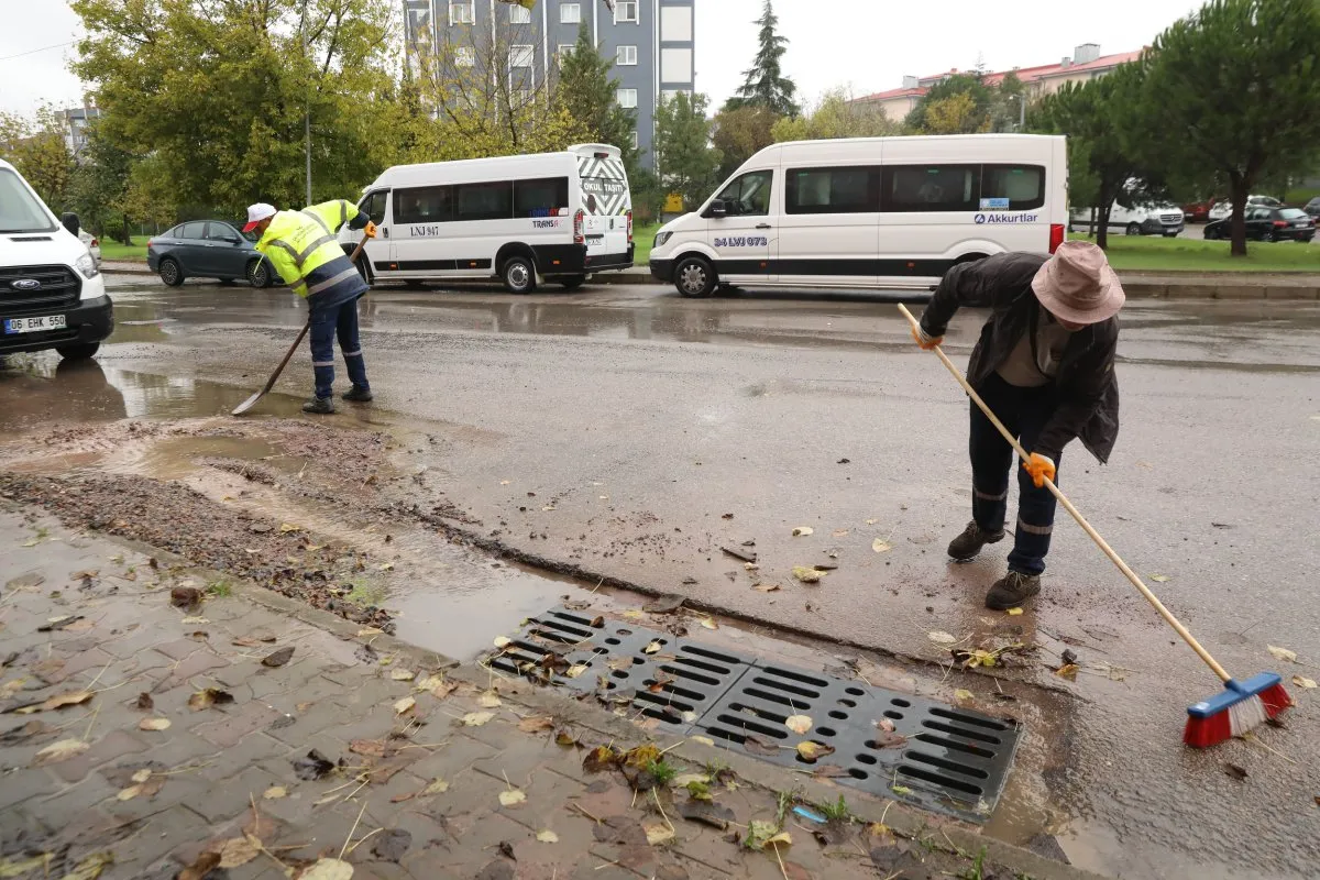 Fen işleri ekiplerinden yoğun yağmur mesaisi