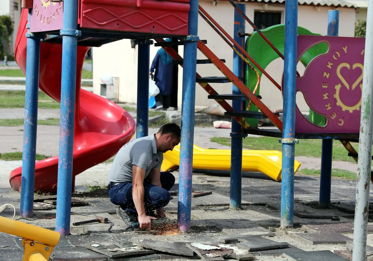 Efe Sokak Parkı revize çalışmaları başladı
