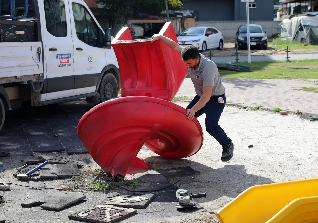 Efe Sokak Parkı revize çalışmaları başladı