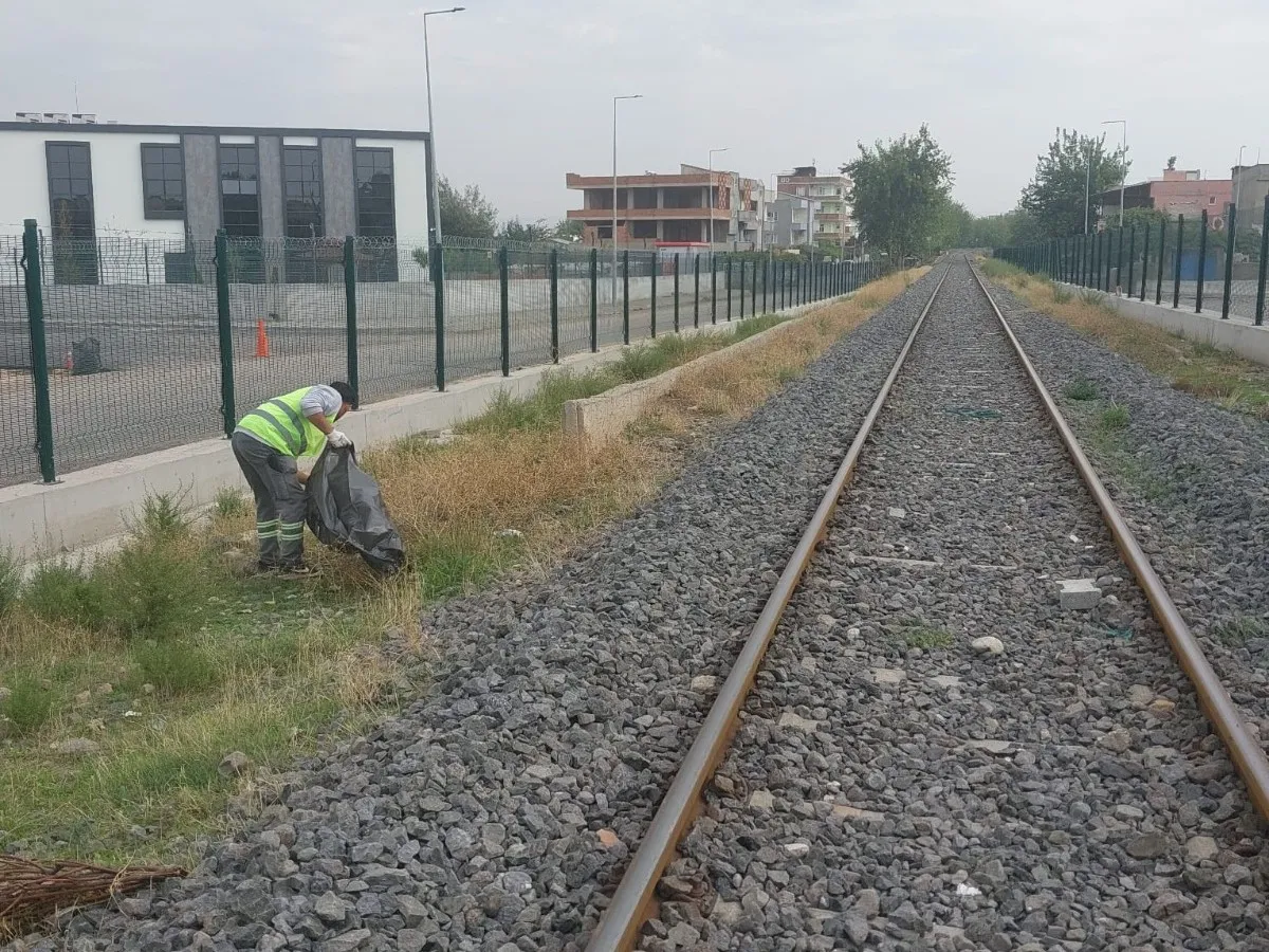 Batman Belediyesi’nden demiryolu güzergâhı ve çevre yollarında temizlik çalışması