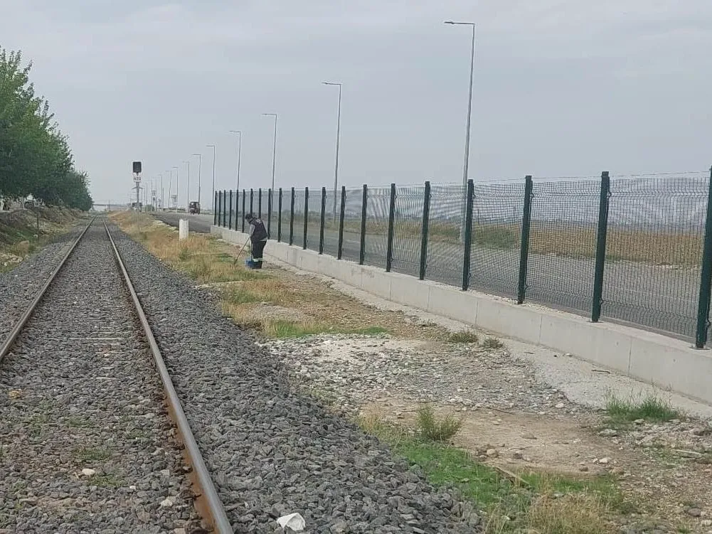 Batman Belediyesi’nden demiryolu güzergâhı ve çevre yollarında temizlik çalışması