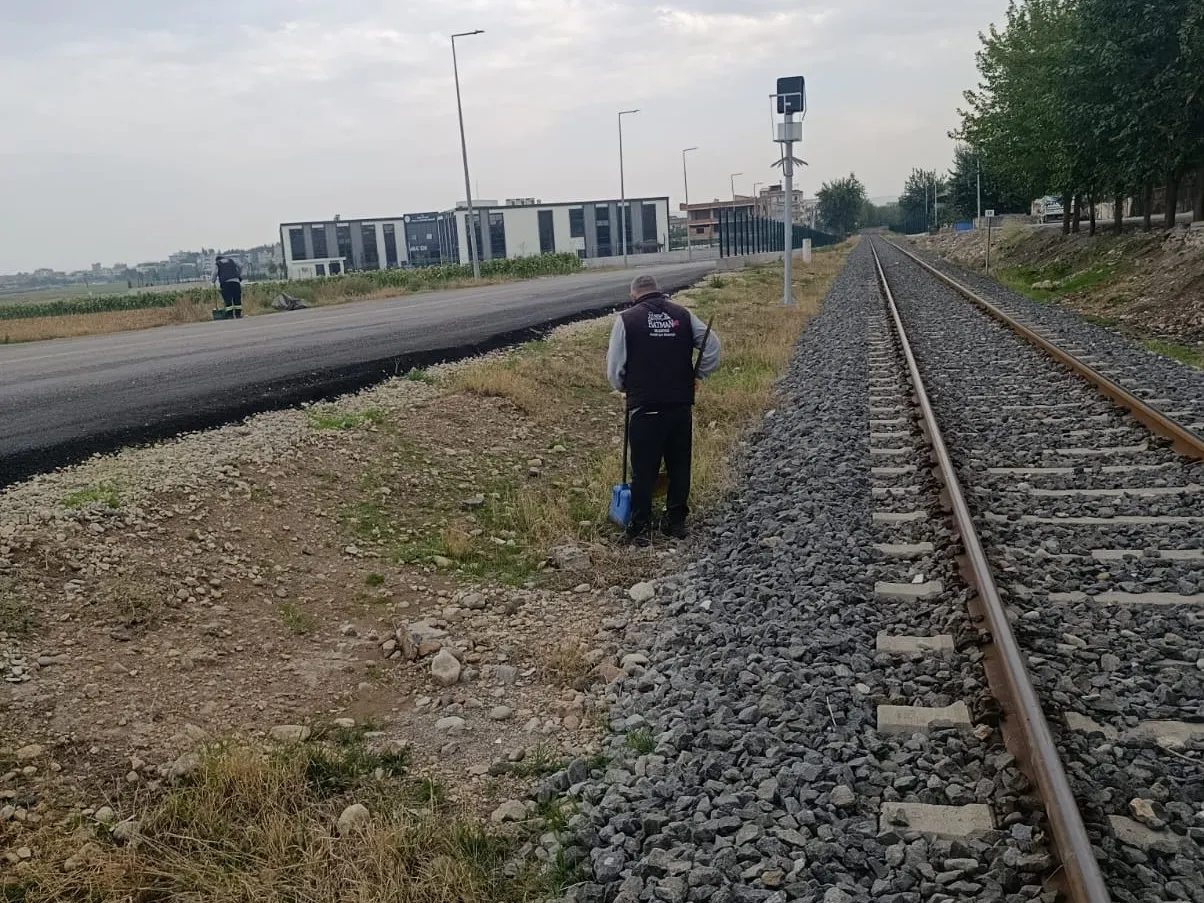 Batman Belediyesi’nden demiryolu güzergâhı ve çevre yollarında temizlik çalışması