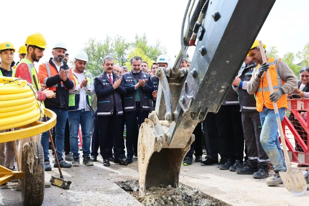 Şahinkaya Mahallesi doğal gaza kavuşuyor, ilk kazma vuruldu