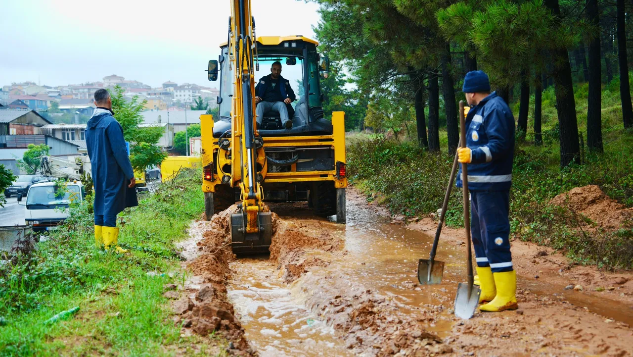 Sultanbeyli Belediyesinden sağanak yağışa karşı yoğun mesai