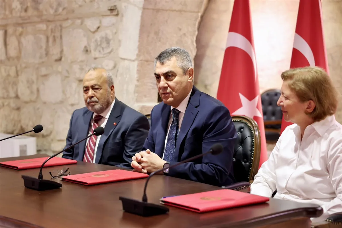 Mersin Valisi Toros’un Himayesinde, Hayırseverler Ayşe Kocabaşa ve Mehmet Kocabaşa Tarafından Yaptırılacak Okulun bağış protokolü imzalandı