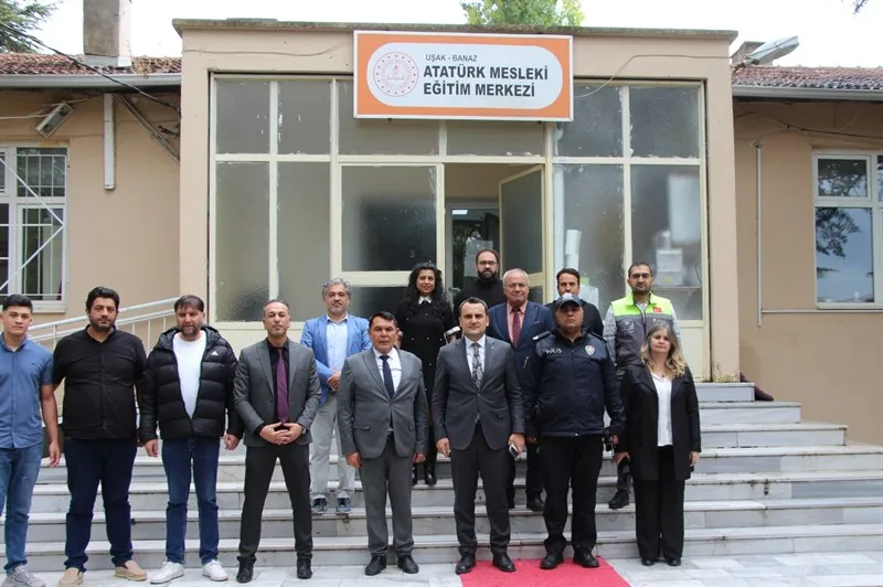 Banaz Kaymakamı Musa Kazım Çelik, Atatürk Mesleki Eğitim Merkezi'ni ziyaret ederek öğretmenler ve okul idarecileriyle bir araya geldi