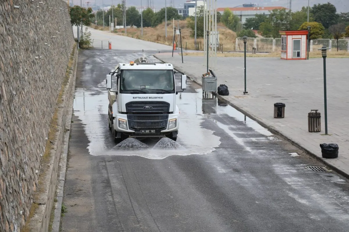 Battalgazi Belediyesi İlçe genelinde temizlik çalışmalarını sürdürüyor
