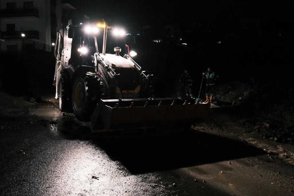 Başiskele´de yağış mesaisi: Ekipler gece boyunca sahadaydı