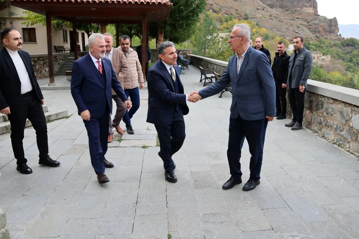 Gümüşhane Valisi Cevdet Atay Sultan Süleyman Han Camii avlusunda vatandaşlarla hasbihal etti