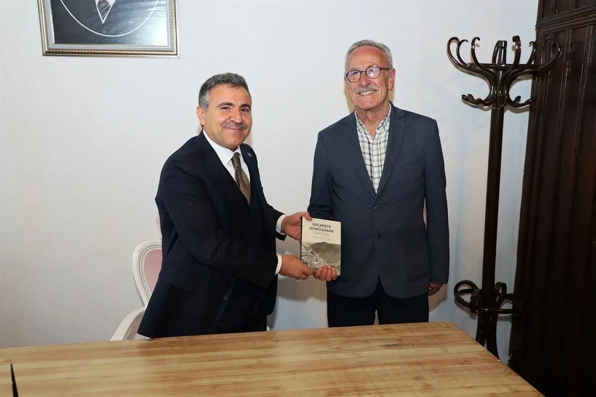 Gümüşhane Valisi Cevdet Atay Sultan Süleyman Han Camii avlusunda vatandaşlarla hasbihal etti