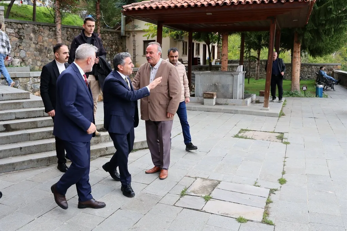 Gümüşhane Valisi Cevdet Atay Sultan Süleyman Han Camii avlusunda vatandaşlarla hasbihal etti