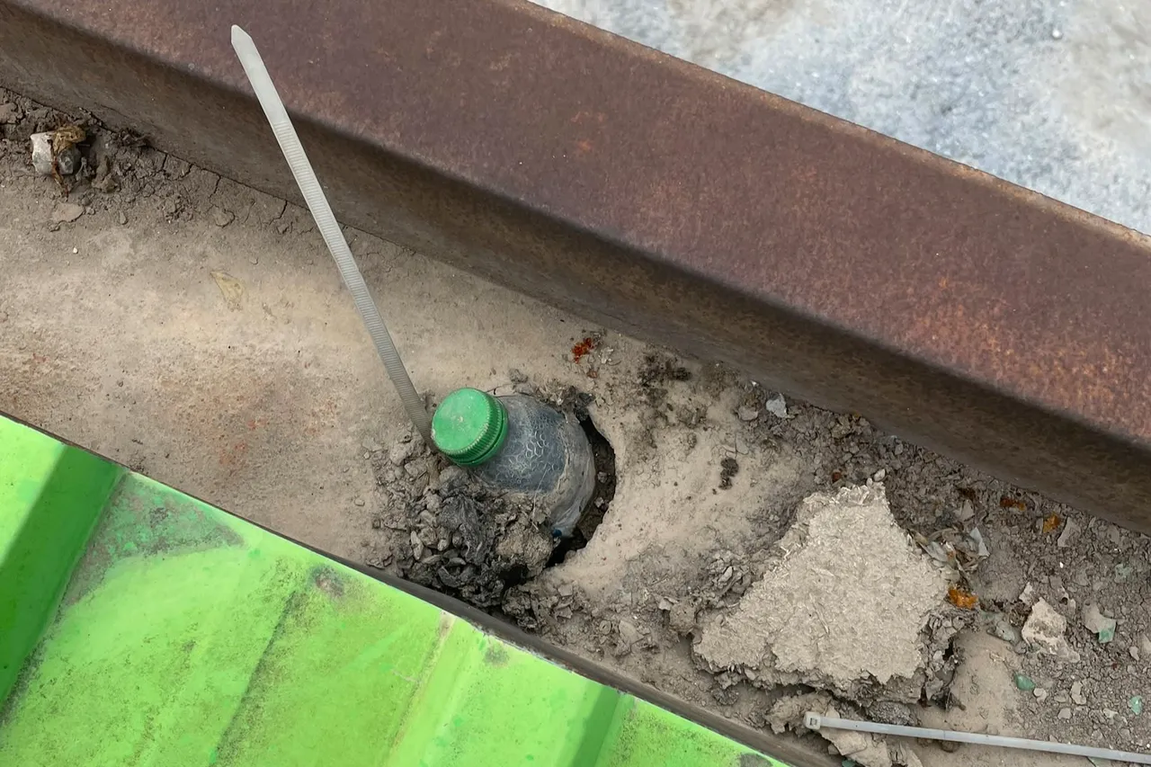 Toroslar’da Belediye ekipleri, bu kez çöpleri çatılardan topluyor