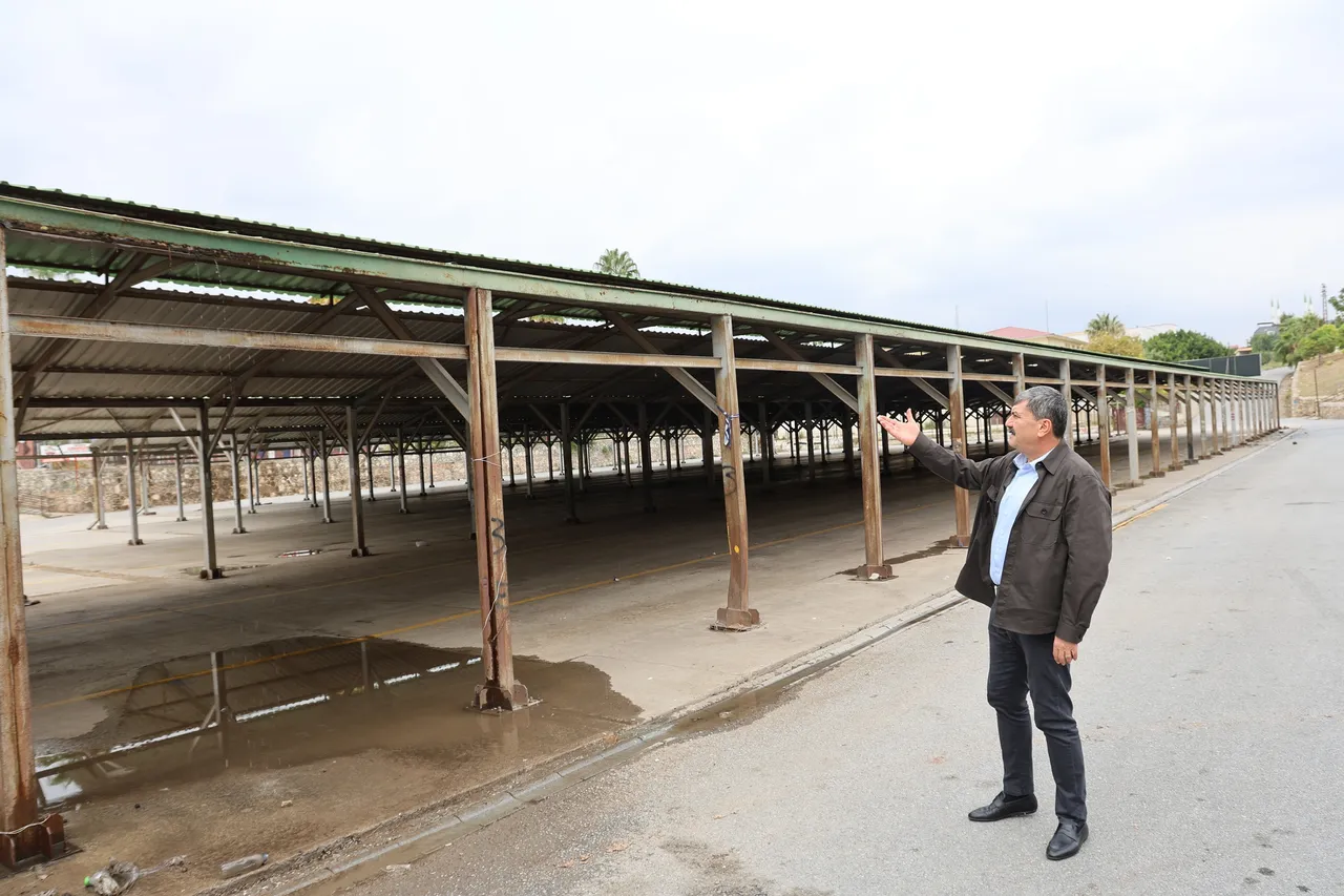 Toroslar’da Belediye ekipleri, bu kez çöpleri çatılardan topluyor