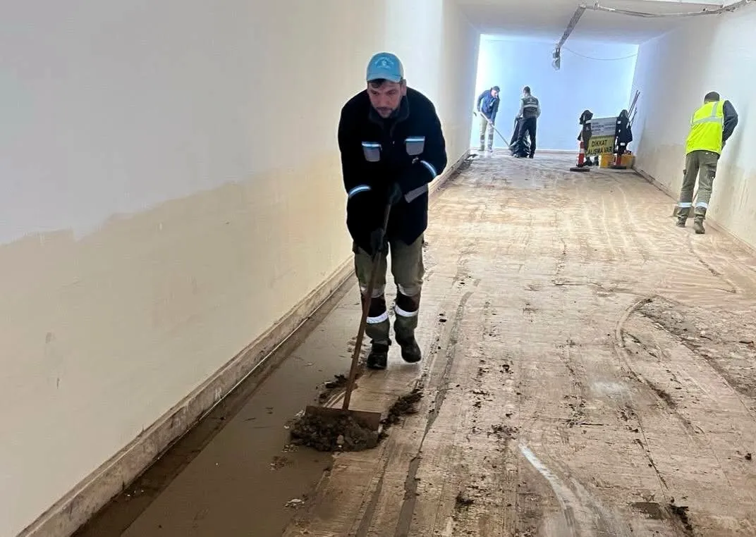 Büyükşehir’den sağanak sonrası yoğun çalışma