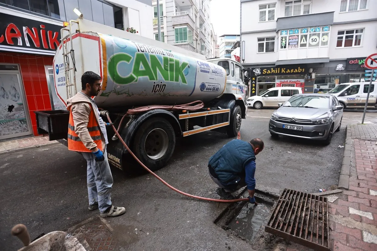 Canik Belediyesi'nden sağanak mesaisi: Mazgallar temizleniyor