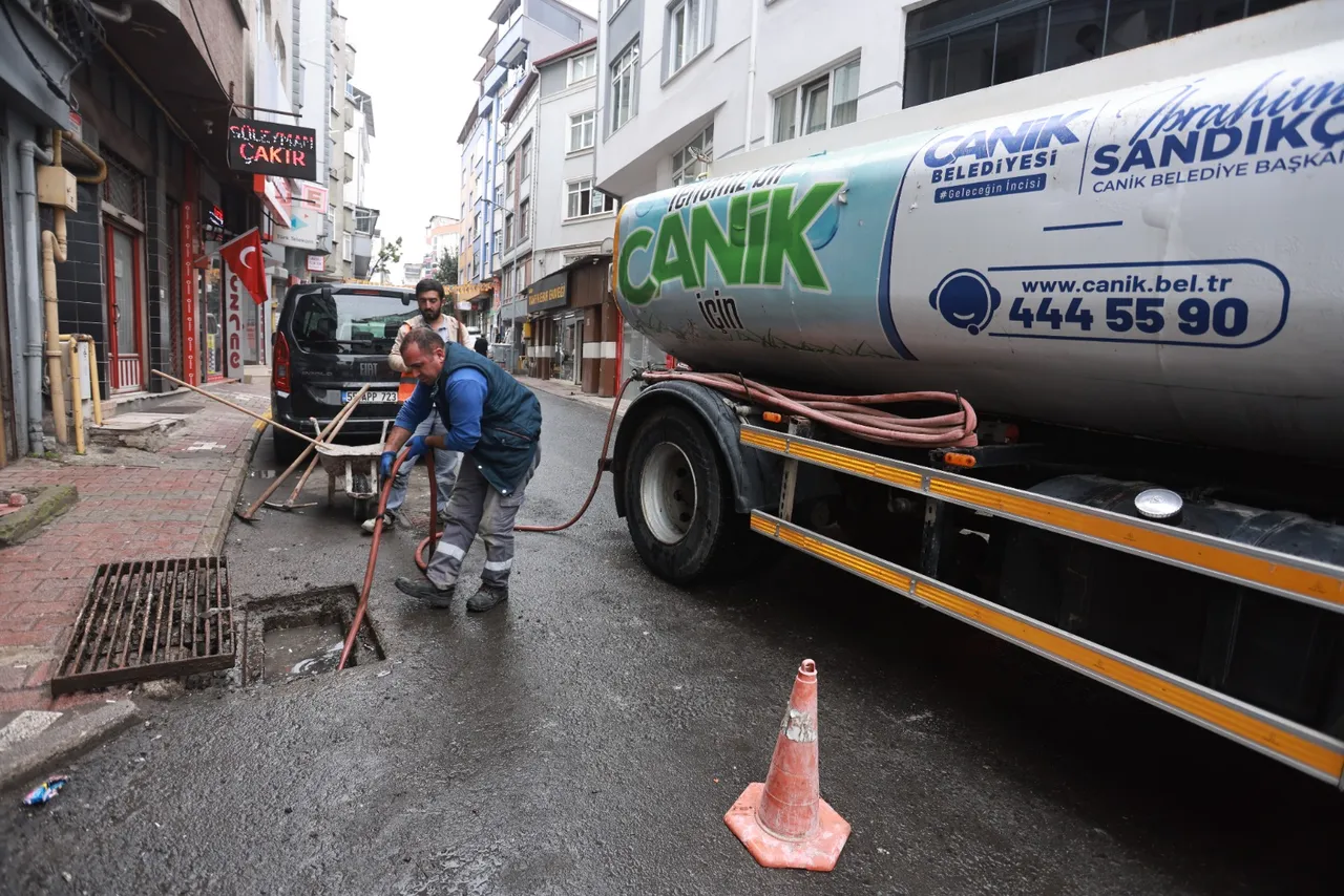 Canik Belediyesi'nden sağanak mesaisi: Mazgallar temizleniyor