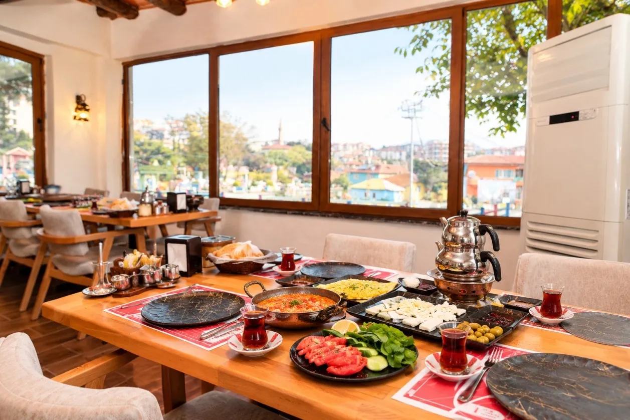 Renkli Köy köy konağı yenilenen yüzüyle hizmetinizde