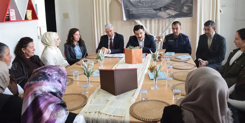Karapınar Kaymakamı Öztürk, kitap okuyan kadın velilerle bir araya geldi