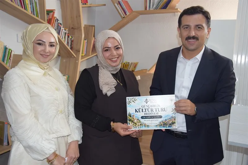 Karapınar Kaymakamı Öztürk, kitap okuyan kadın velilerle bir araya geldi
