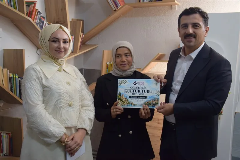 Karapınar Kaymakamı Öztürk, kitap okuyan kadın velilerle bir araya geldi