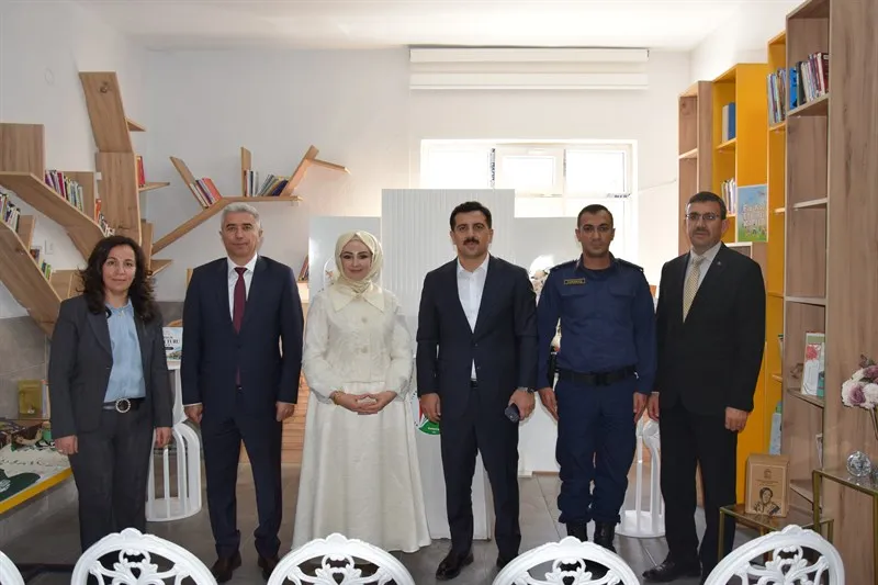 Karapınar Kaymakamı Öztürk, kitap okuyan kadın velilerle bir araya geldi