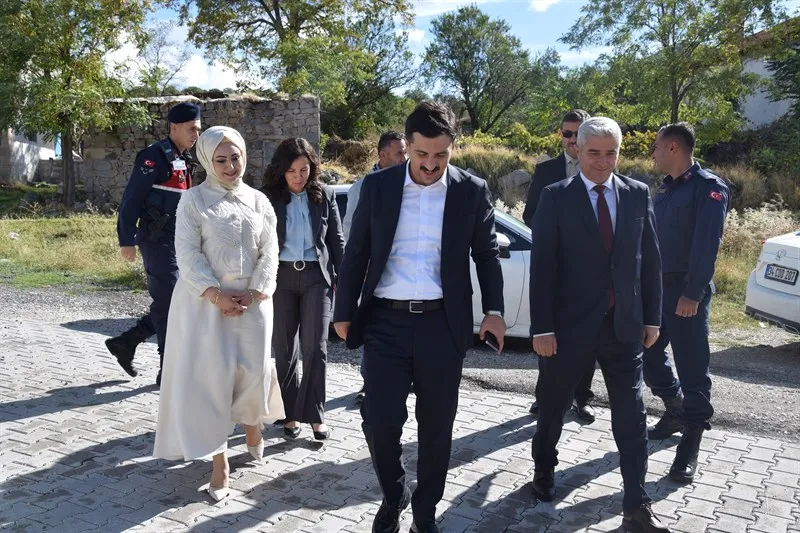 Karapınar Kaymakamı Öztürk, kitap okuyan kadın velilerle bir araya geldi