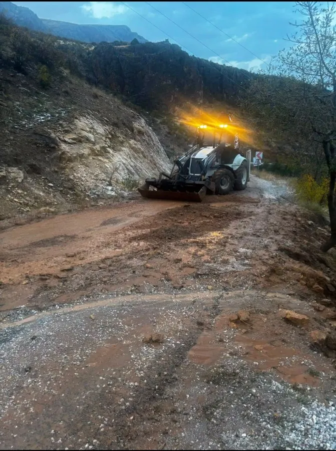 Kemaliye'de Olumsuz Hava koşullarına karşı ekipler sahada