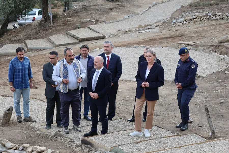 Nazilli'de Aydın Valisi Osman Varol Bozyurt Horasan Mezarlığı kazı alanını yerinde inceledi