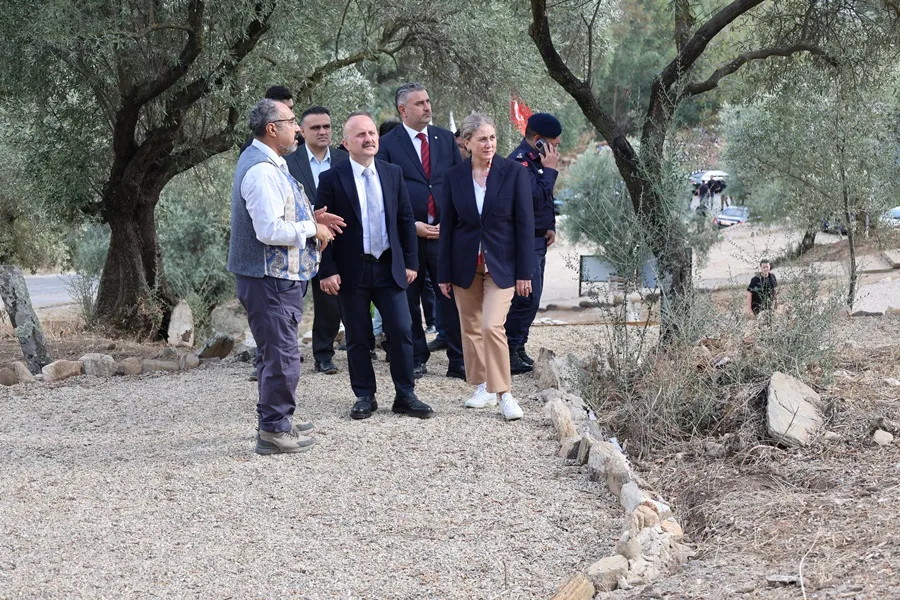 Nazilli'de Aydın Valisi Osman Varol Bozyurt Horasan Mezarlığı kazı alanını yerinde inceledi