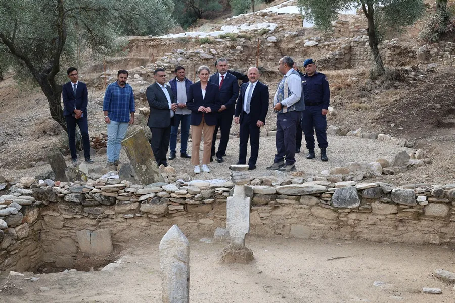 Nazilli'de Aydın Valisi Osman Varol Bozyurt Horasan Mezarlığı kazı alanını yerinde inceledi