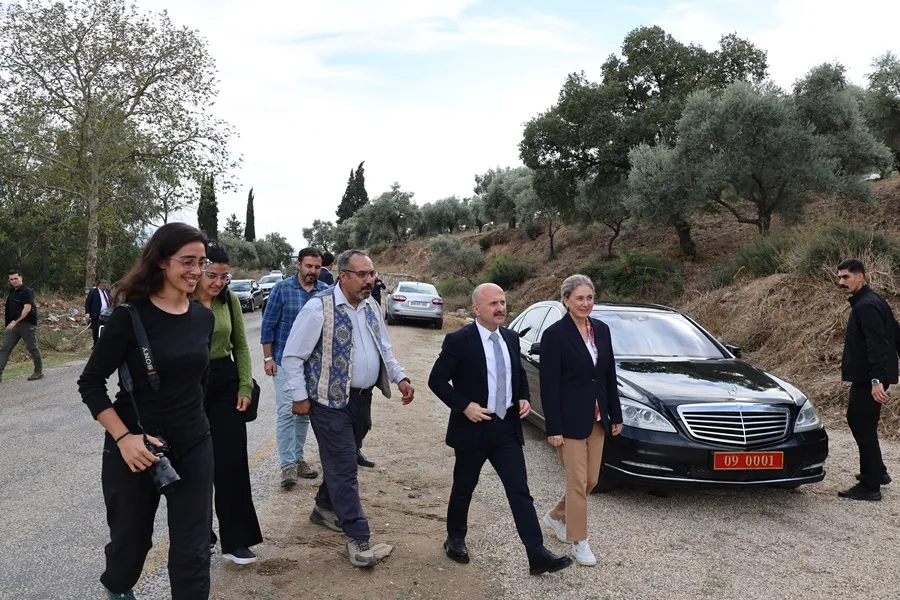 Nazilli'de Aydın Valisi Osman Varol Bozyurt Horasan Mezarlığı kazı alanını yerinde inceledi