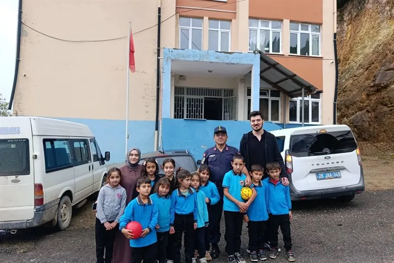 Jandarma okul güvenliği için denetim ve bilgilendirme çalışmalarını sürdürüyor