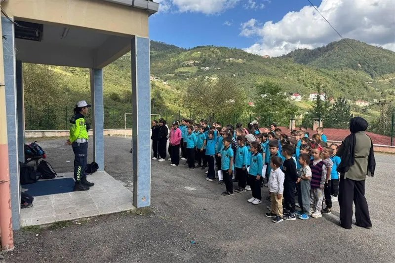 Jandarma okul güvenliği için denetim ve bilgilendirme çalışmalarını sürdürüyor