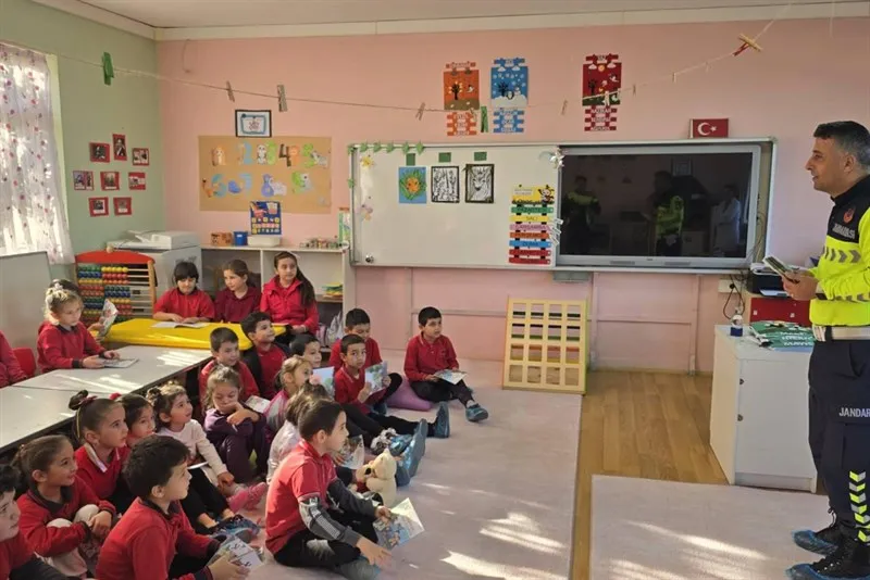 Jandarma okul güvenliği için denetim ve bilgilendirme çalışmalarını sürdürüyor