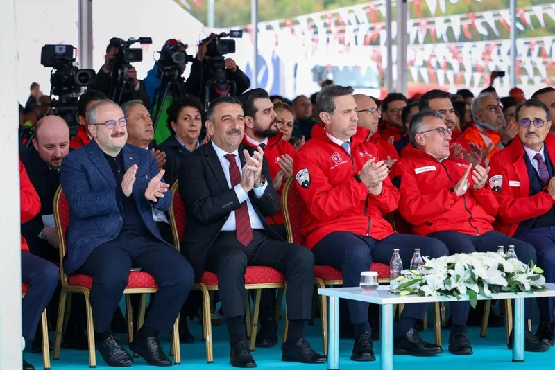 Türkiye’nin ilk Yüzer Üretim Platformu Osman Gazi, Filyos’tan Karadeniz’de görev yapacağı Sakarya Gaz Sahası’na uğurlandı